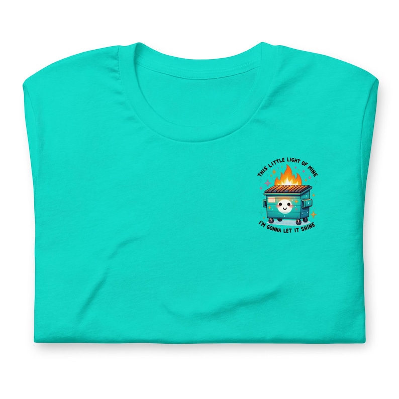 Puede incluir: Una camiseta turquesa con un gr&aacute;fico de un contenedor de basura verde en llamas con el texto "This little light of mine, I'm gonna let it shine."