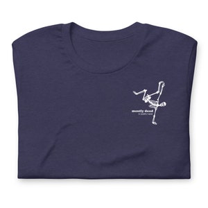 Puede incluir: Una camiseta azul marino con un gr&aacute;fico de esqueleto blanco haciendo una parada de manos. El texto "mostly dead is slightly alive" est&aacute; impreso debajo del esqueleto.