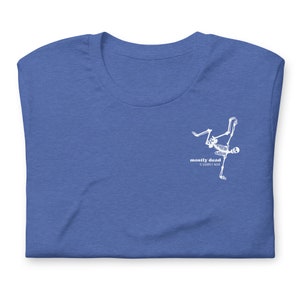 Puede incluir: Una camiseta azul con un gr&aacute;fico de esqueleto blanco y el texto "mostly dead is slightly alive".