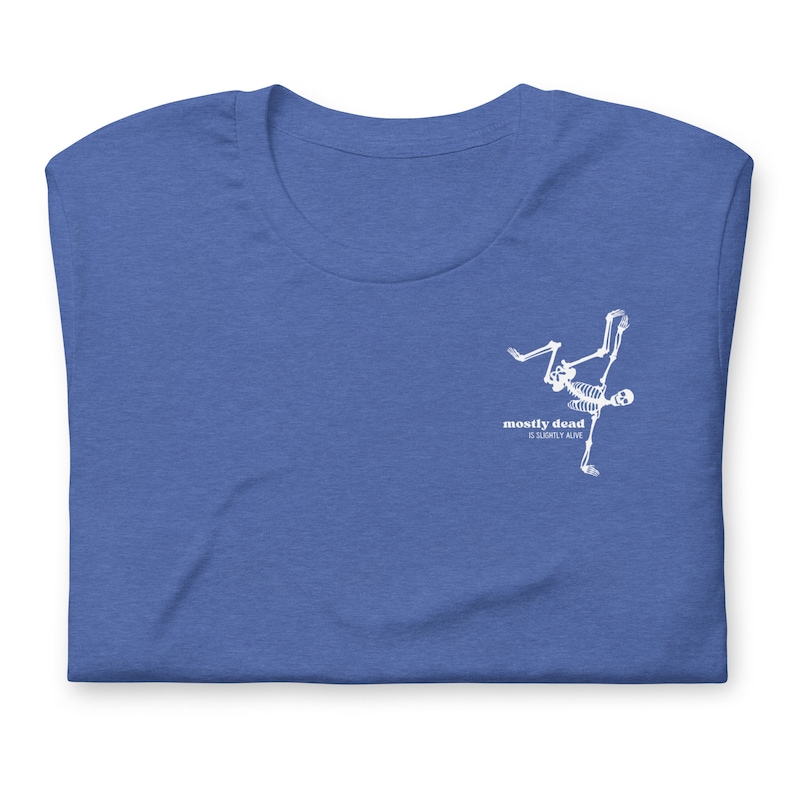 Puede incluir: Una camiseta azul con un gr&aacute;fico de esqueleto blanco y el texto "mostly dead is slightly alive".