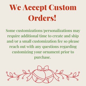 K&ouml;nnte beinhalten: Roter Text auf cremefarbenem Hintergrund lautet "We Accept Custom Orders!" mit einer gr&uuml;nen Texterkl&auml;rung darunter. Der Text erkl&auml;rt, dass einige Anpassungen zus&auml;tzliche Zeit und eine kleine Geb&uuml;hr erfordern k&ouml;nnen. Der Text ermutigt Kunden, sich bei Fragen zu melden. Das Bild endet mit einer roten Illustration von zwei Glocken mit einem roten Band und gr&uuml;nen Bl&auml;ttern.