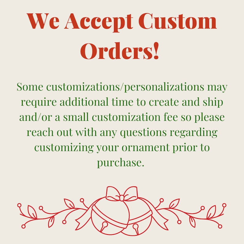 K&ouml;nnte beinhalten: Roter Text auf cremefarbenem Hintergrund lautet "We Accept Custom Orders!" mit einer gr&uuml;nen Texterkl&auml;rung darunter. Der Text erkl&auml;rt, dass einige Anpassungen zus&auml;tzliche Zeit und eine kleine Geb&uuml;hr erfordern k&ouml;nnen. Der Text ermutigt Kunden, sich bei Fragen zu melden. Das Bild endet mit einer roten Illustration von zwei Glocken mit einem roten Band und gr&uuml;nen Bl&auml;ttern.