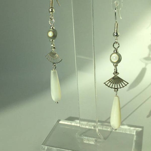 Boucles d oreilles éventail crochets argentés - perle magique blanche estampe, éventail et goutte de nacre