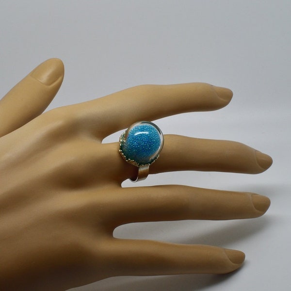 Bague globe en verre remplie de micro bille bleu turquoise