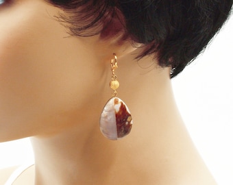 Golden sleepy earrings and brown mother-of-pearl shell