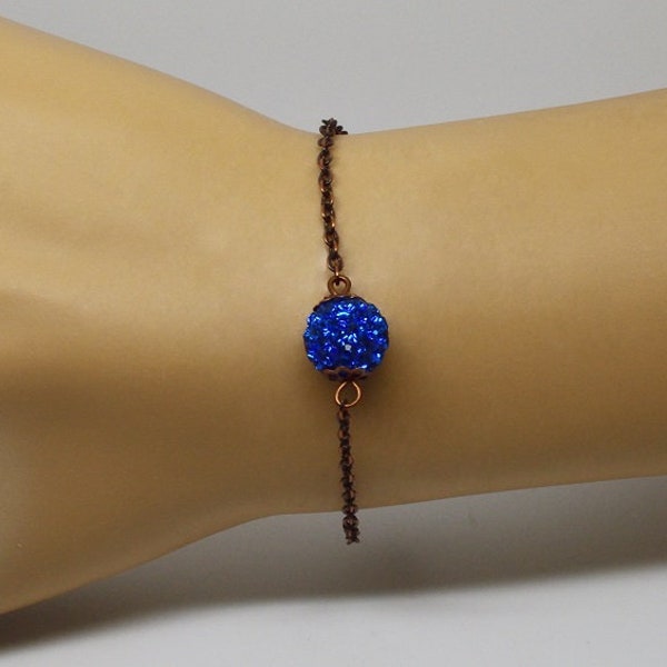 Bracelet chaîne cuivre , perle disco strass bleu, bracelet minimaliste, bracelet fin en chaîne