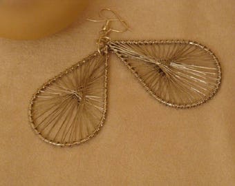 Boucles d oreilles en métal argenté et fil de métal torsadé