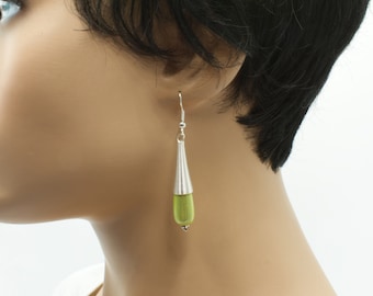 Boucle d oreilles pendantes argentées goutte vert amande