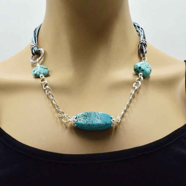 Collier en turquoise, grosse  perle ovale à facette, chaîne argenté et cordons cotons assortis