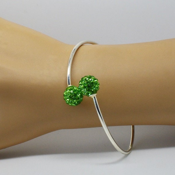 Bracelet jonc argenté perles strass vert péridot, vert pomme