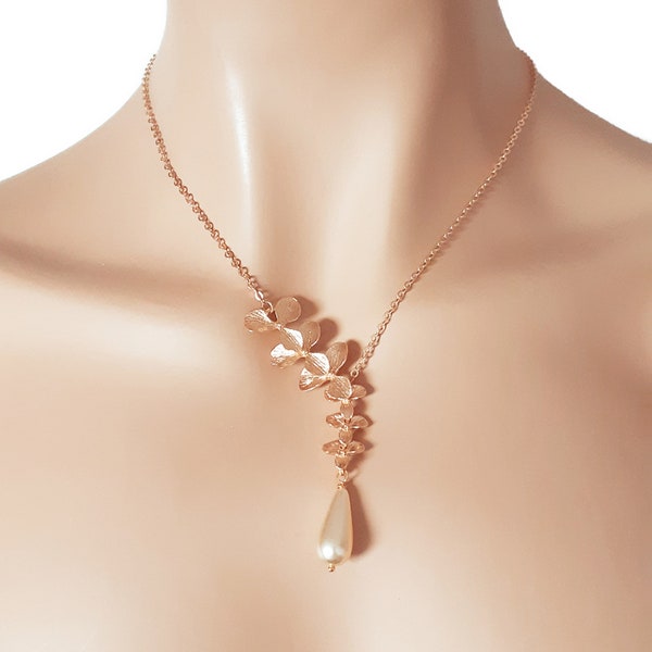 Collier Orchidée dorée idéal sur un dos nu