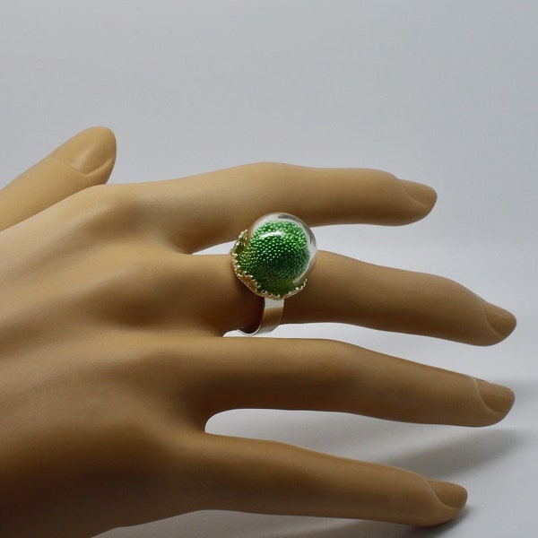 Bague plateau avec un globe rempli de micro bille verte