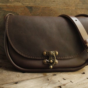 Sac besace en cuir marron