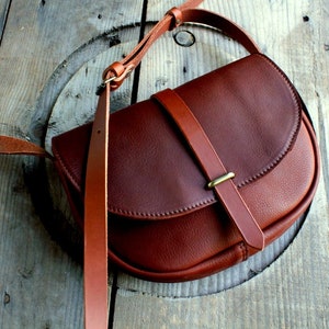 Large postman messenger bag in cognac brown leather