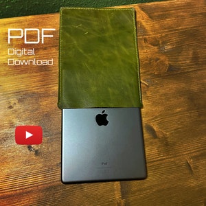 Puede incluir: Descarga digital PDF para una funda de iPad de cuero verde. La funda se muestra sobre una superficie de madera con un iPad en su interior.