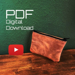 Può includere: Un modello di download digitale PDF per una piccola borsa con cerniera in pelle marrone. La borsa è su una superficie di legno. Il testo "PDF Download digitale" è visibile nell'immagine.
