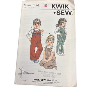 Op de afbeelding: Een vintage naaipatroon voor kinder-overalls. Het patroon is voor maten 11-12-13-14 en is getiteld "KWIK-SEW Patroon 1116". Het patroon bevat drie verschillende stijlen overalls, een met een rood bovenstuk, een met een groen bovenstuk en een met een bruin bovenstuk.