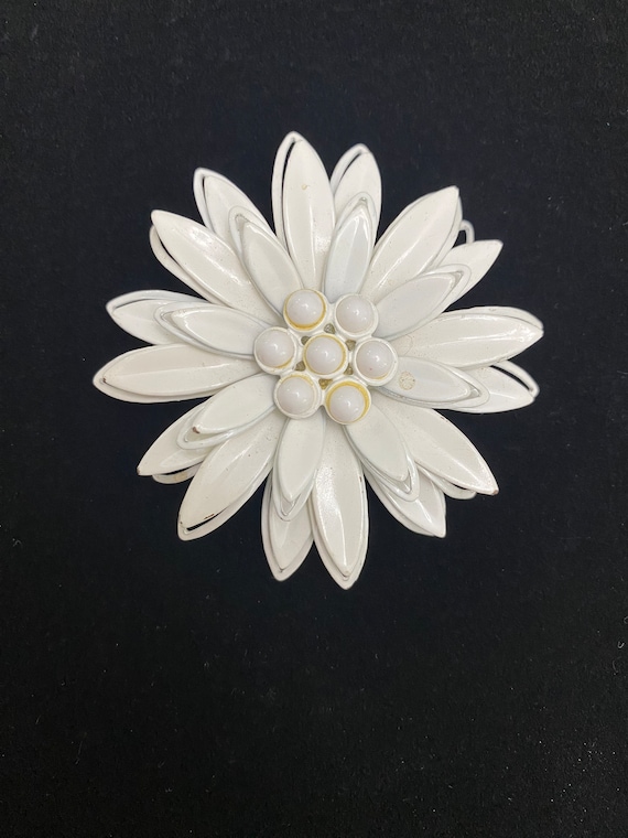 Vintage white metal brooch Gem