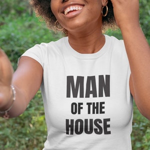 Camiseta premium de cuello redondo para mujer Hombre de la casa divertido regalo feminista