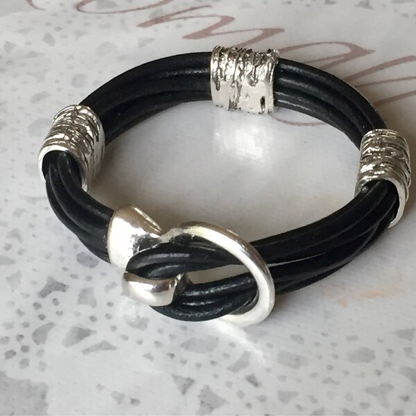 Bracelet cuir noir et breloques