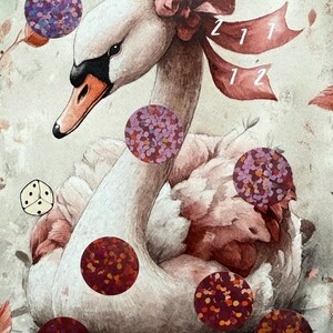 Könnte beinhalten: Ein weißer Schwan mit einer rosa Schleife auf dem Kopf, der auf einer rosa Blume sitzt. Der Schwan hat rote, rosa und violette Glitzerpunkte auf seinem Körper. Das Bild enthält auch Würfel und den Text "Sweet Swan".