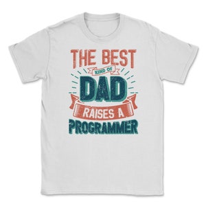 Könnte beinhalten: Weißes T-Shirt mit einer Grafik im Vintage-Stil, auf der "The Best Kind of Dad Raises a Programmer" steht.