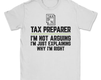Peut inclure: T-shirt blanc avec un texte noir qui dit "Tax Preparer I'm not arguing I'm just explaining why I'm right". Une illustration noir et blanc d'un formulaire de taxe est au-dessus du texte.