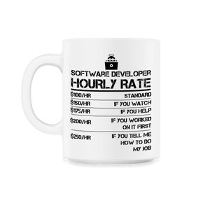 Puede incluir: Taza de caf&eacute; de cer&aacute;mica blanca con un gr&aacute;fico negro que dice "SOFTWARE DEVELOPER HOURLY RATE" y enumera diferentes tarifas por hora con descripciones correspondientes. Las descripciones incluyen "STANDARD", "IF YOU WATCH", "IF YOU HELP", "IF YOU WORKED ON IT FIRST" y "IF YOU TELL ME HOW TO DO MY JOB".