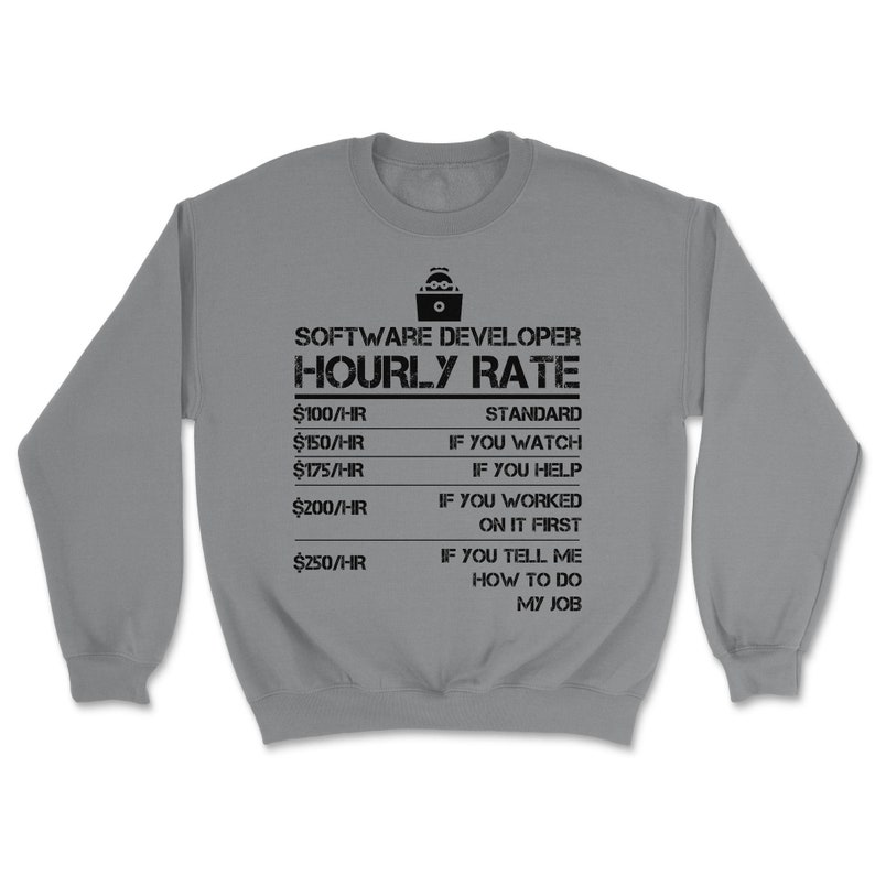 Puede incluir: Una sudadera gris con un gr&aacute;fico humor&iacute;stico que dice "Tasa horaria del desarrollador de software" con una lista de precios para diferentes niveles de asistencia.
