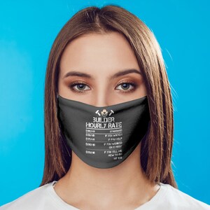 Peut inclure: Un masque facial noir avec du texte blanc qui dit "BUILDER HOURLY RATE" et un graphique d'un marteau et d'une clé. Le masque est porté par une personne aux longs cheveux bruns et une chemise blanche, sur fond bleu.