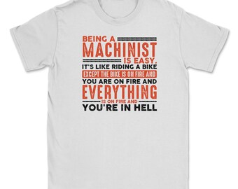 Att vara maskinist är lätt T-shirt Allt i brand, rolig maskinistpresentidé