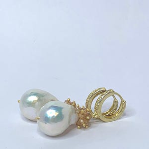 Earrings with baroque pearls