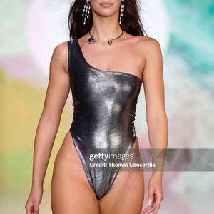 Traje de baño metalizado de un solo hombro color plata