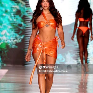 Bikini brillante de un solo hombro con braguitas con lazos laterales y falda pareo a juego