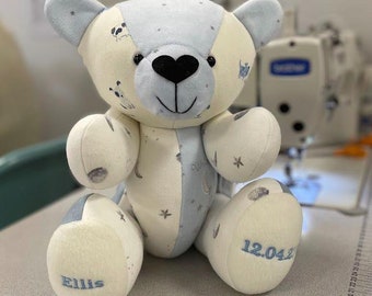 Memory Bear - Handgemaakt van babykleding, op maat gemaakt, aandenken, geheugenbeer, babyjongen, hartjesneus