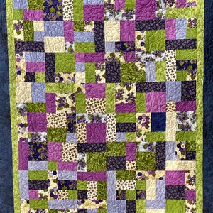 Violets Galore Quilt, purple quilt ,lavender quilt, green quilt, purple twin bed quilt , lavender and green quilt, single bed quilt