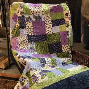 Violets Galore Quilt, purple quilt ,lavender quilt, green quilt, purple twin bed quilt , lavender and green quilt, single bed quilt image 5