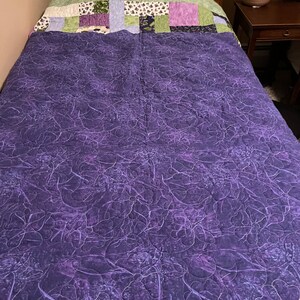 Violets Galore Quilt, purple quilt ,lavender quilt, green quilt, purple twin bed quilt , lavender and green quilt, single bed quilt image 3