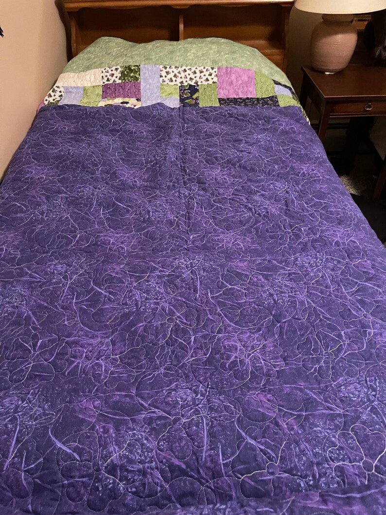 Violets Galore Quilt, purple quilt ,lavender quilt, green quilt, purple twin bed quilt , lavender and green quilt, single bed quilt image 3