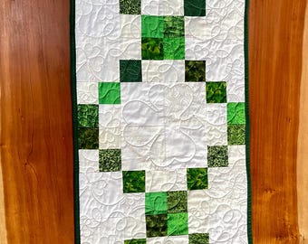 St Patrick&#39;s Day Table Runner, Green Irish Chain Table runner, Shamrock Table Runner