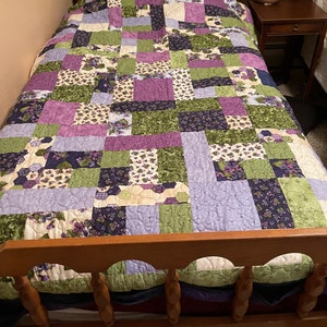 Violets Galore Quilt, purple quilt ,lavender quilt, green quilt, purple twin bed quilt , lavender and green quilt, single bed quilt image 2