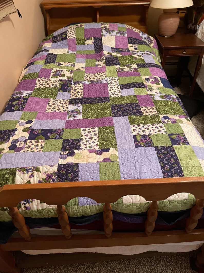 Violets Galore Quilt, purple quilt ,lavender quilt, green quilt, purple twin bed quilt , lavender and green quilt, single bed quilt image 2