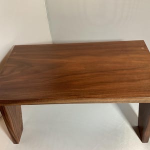 Taburete moderno de mediados de siglo / Taburete de madera de nogal para adultos / Taburete de madera hecho a mano / Reposapiés / Taburete de cocina / Madera de nogal
