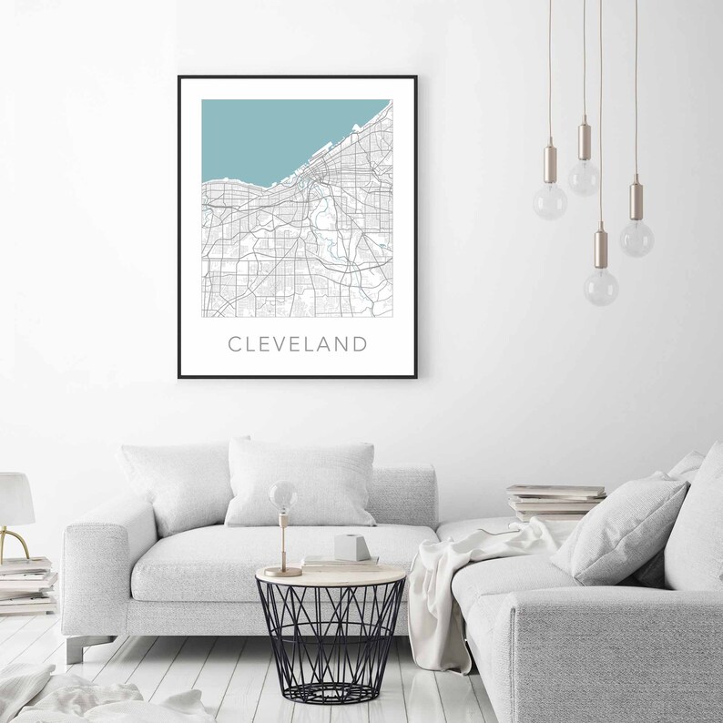 Pu&ograve; includere: Una stampa incorniciata nera di una mappa di Cleveland, Ohio. La mappa &egrave; in tonalit&agrave; di grigio e blu, con le strade e le vie d'acqua della citt&agrave; chiaramente segnate. La parola "CLEVELAND" &egrave; stampata in bianco nella parte inferiore della mappa.
