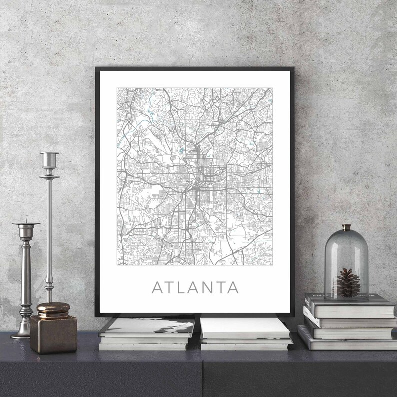 Pu&ograve; includere: Una stampa di mappa in bianco e nero di Atlanta, Georgia, in una cornice nera. La mappa &egrave; centrata sulla citt&agrave; e mostra le principali strade e vie. La parola "ATLANTA" &egrave; stampata in nero nella parte inferiore della stampa.