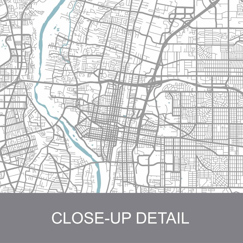 Pu&ograve; includere: Una mappa dettagliata in bianco e nero di una citt&agrave; con un fiume che la attraversa. La mappa mostra strade, strade e altre caratteristiche della citt&agrave;. Il testo "CLOSE-UP DETAIL" &egrave; in fondo alla mappa.