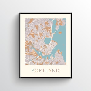Pu&ograve; includere: Una mappa in bianco e nero di Portland, Maine, con il nome della citt&agrave; stampato in lettere colorate sotto la mappa.