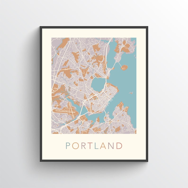 Pu&ograve; includere: Una mappa in bianco e nero di Portland, Maine, con il nome della citt&agrave; stampato in lettere colorate sotto la mappa.
