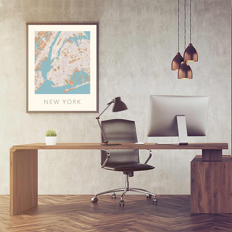 K&ouml;nnte beinhalten: Ein modernes Heimb&uuml;ro mit einem Holzschreibtisch, einem schwarzen B&uuml;rostuhl, einem Computermonitor, einer Schreibtischlampe und einer gerahmten Karte von New York City. Drei Pendelleuchten h&auml;ngen von der Decke.