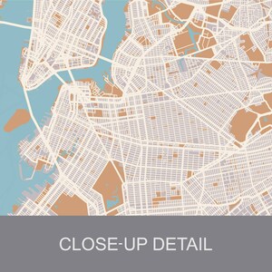K&ouml;nnte beinhalten: Eine detaillierte Karte einer Stadt mit einem gitterartigen Stra&szlig;ennetz. Die Karte ist in Braun-, Beige- und Blaut&ouml;nen gehalten, wobei Gew&auml;sser in Blau dargestellt sind. Der Text "CLOSE-UP DETAIL" ist am unteren Rand der Karte gedruckt.